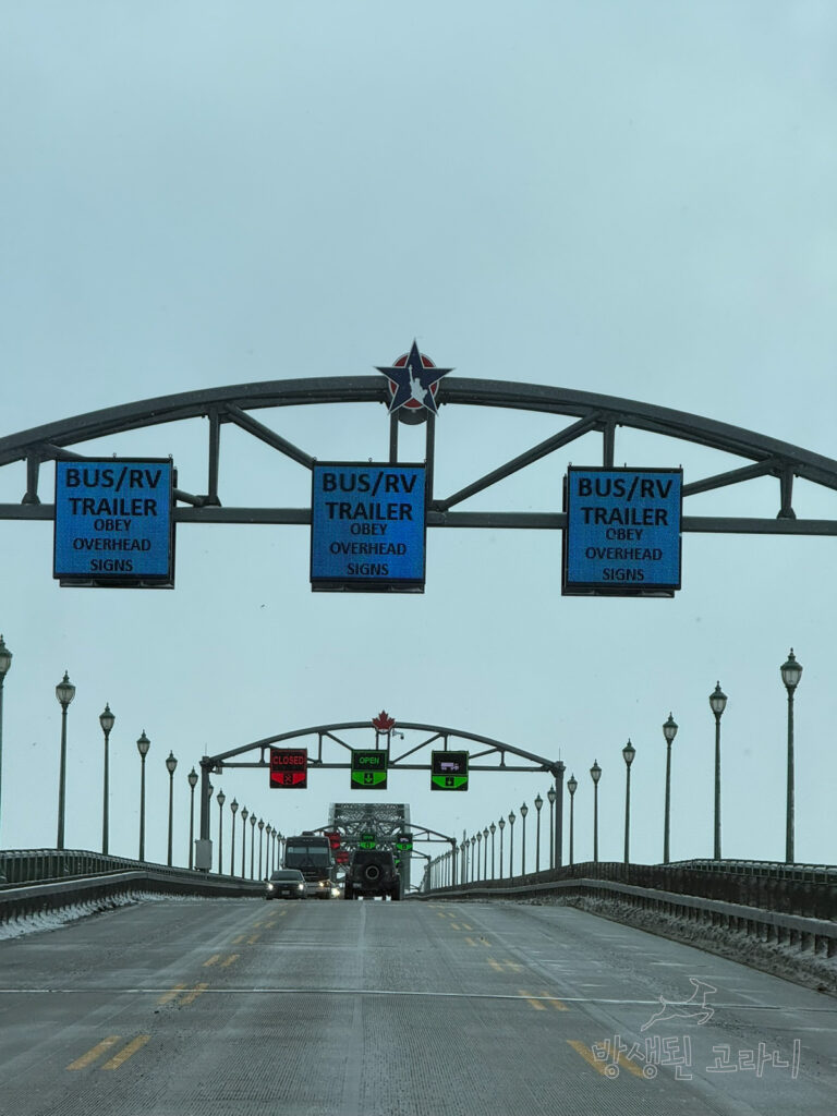 피스브릿지 위에서 바라본 미국을 형상화한 표식