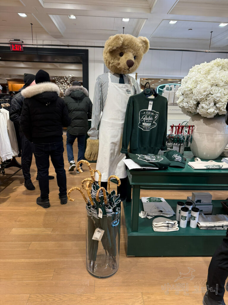 랄프로렌 카페와 랄프로렌 트레이드 마크인 곰