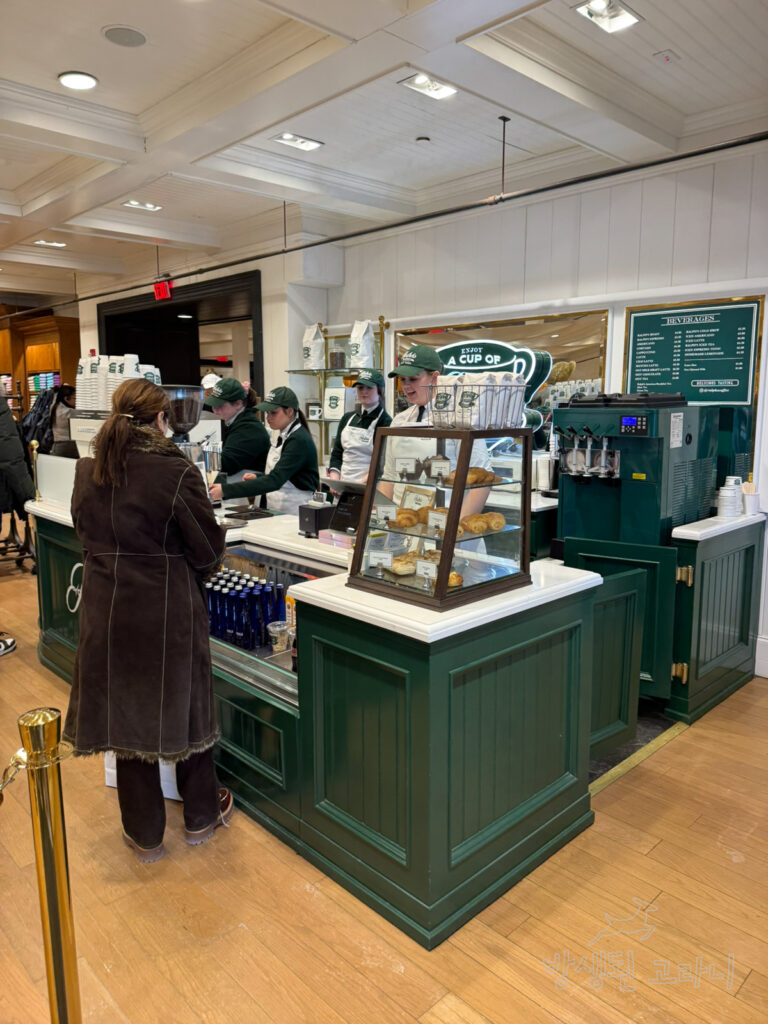 우드버리 아울렛 폴로 랄프로렌 매장 안에 위치한 랄프로렌 카페 카운터