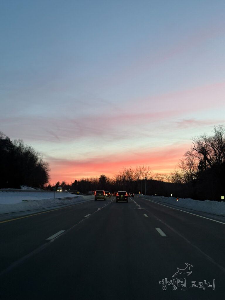 뉴욕 시티로 향하는 도로 위로 물드는 겨울 석양